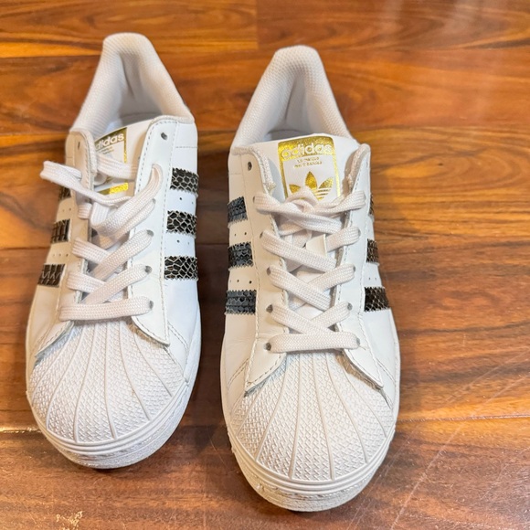 Adidas superstar women’s size 6 white, black & gold snake print. - Picture 1 of 7